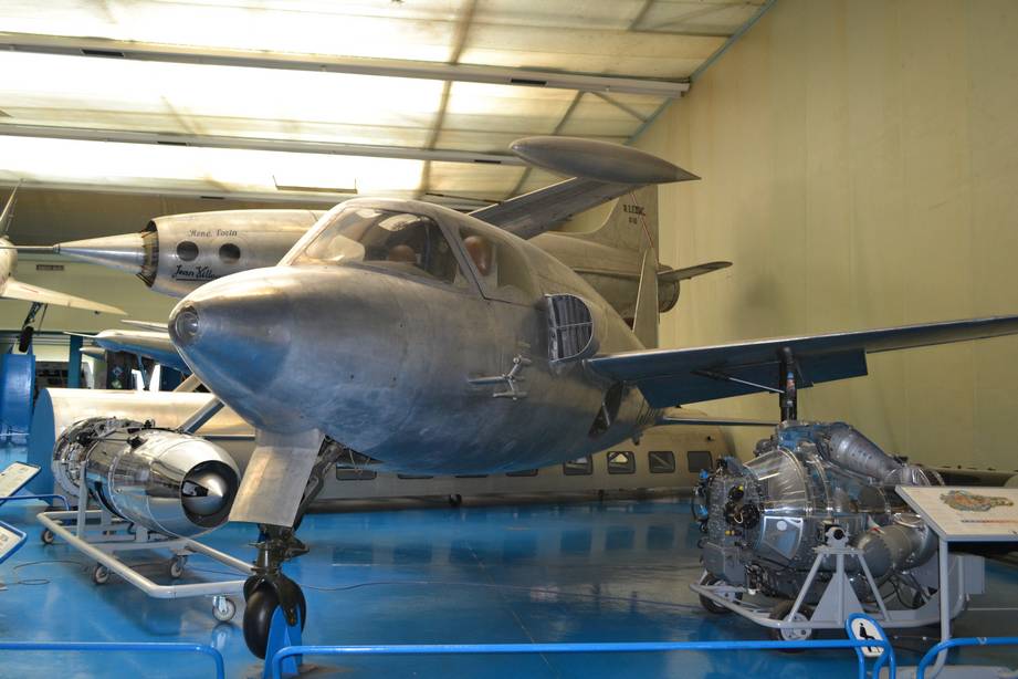 Самолет SNCASO S.O.6000N «Тритон» возможно и рассматривался на каком-то этапе как боевой, но в окончательном виде был сделан как чисто экспериментальная машина для того, чтобы набрать опыт проектирования реактивной силовой установки и понять особенности ее работы в полете. Потому у не такой «неэлегантный вид»