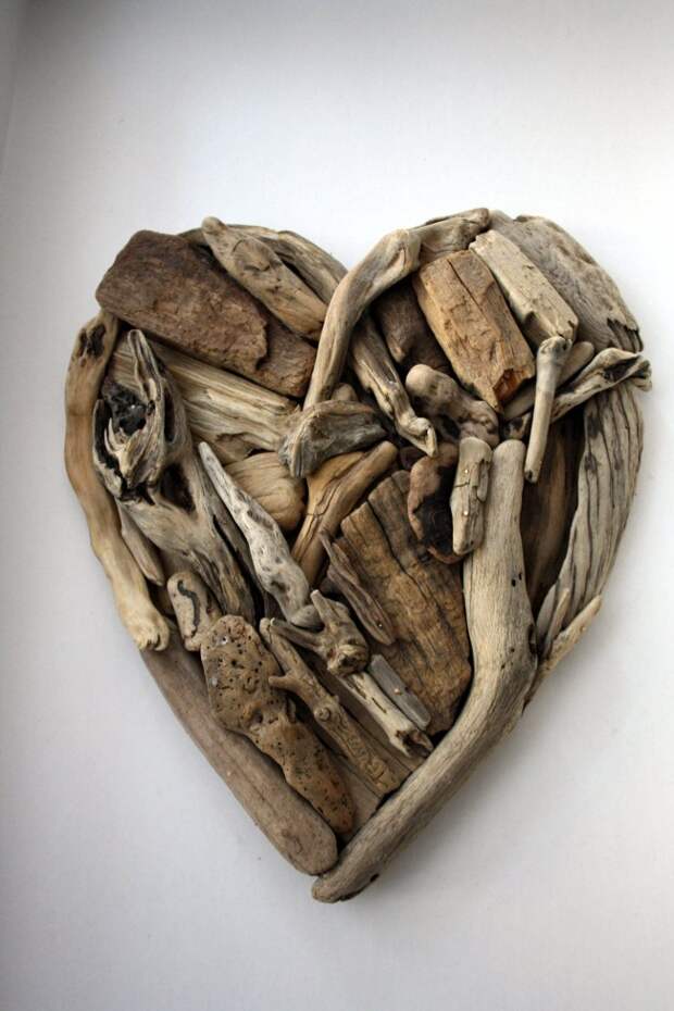 Сердце из сухих деревянных палочек