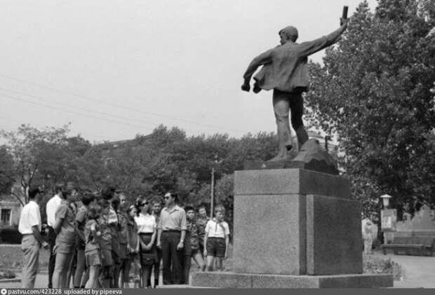 У памятника В. Котику в Шепетовке в советское время