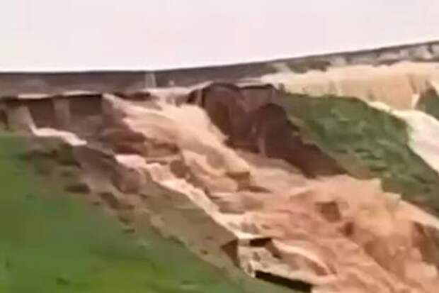 На видео запечатлён прорыв дамбы на Геджухском водохранилище в Дагестане