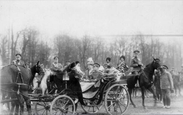 12. Императрица Александра Федоровна и цесаревич Алексей на параде запасных гвардии на Марсовом поле (справа генерал-адъютант Фредерикс В.Б.)