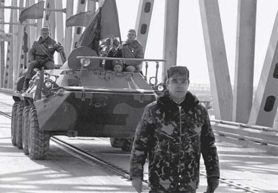 Фото последнего американского военного, покидающего Афганистан