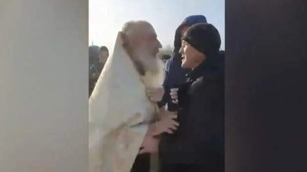 "Рот закрой, чмо!": священник обматерил родственников умерших и сорвал отпевание учительницы