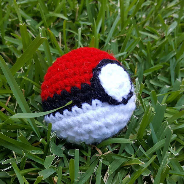 vyazanye-pokemony-na-ulitsah