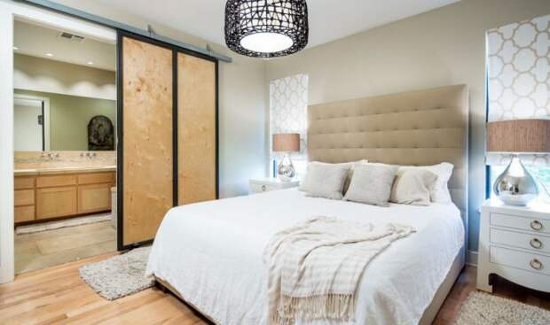 Стильная спальня дополнена просто отличными раздвижными дверьми, которые просто и оптимально вписались в интерьер.