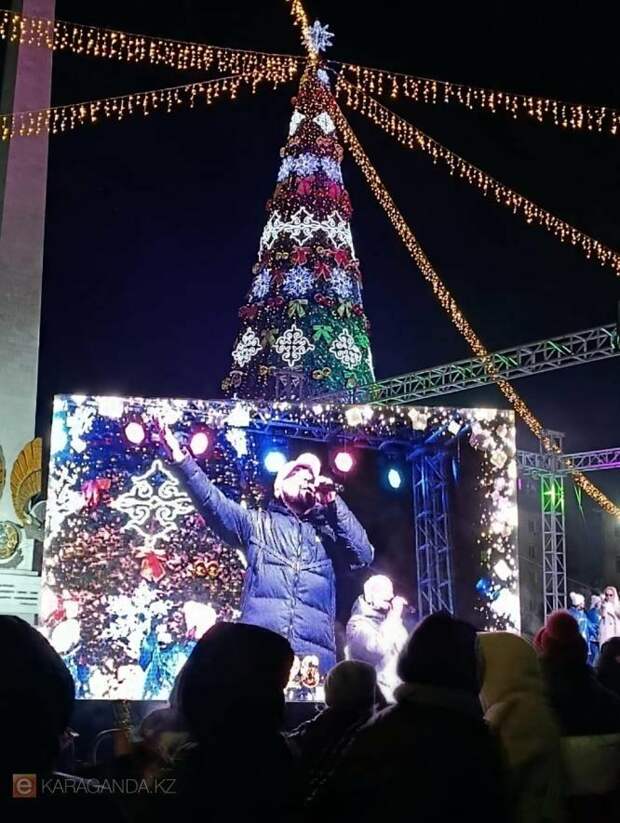 В Караганде зажгли огни на главной новогодней елке