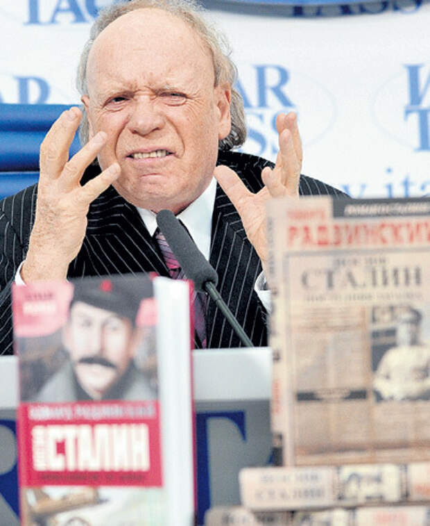 Популярный телеведущий Эдвард РАДЗИНСКИЙ рекламирует свой роман о вожде. Фото: РИА «Новости»