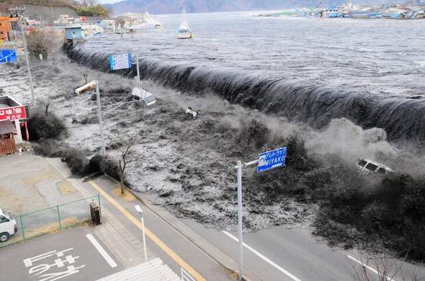 Волна цунами накрывает Мияко, Япония, 2011 катаклизмы, природа, растительность