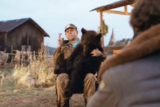 Во время съемок сцены с пьяным медвежонком зверь действительно внезапно укусил актера Семена Стругачева, что и вошло в окончательный монтаж