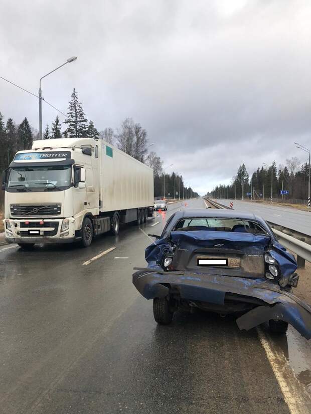 В Тверской области грузовик врезался в две легковушки