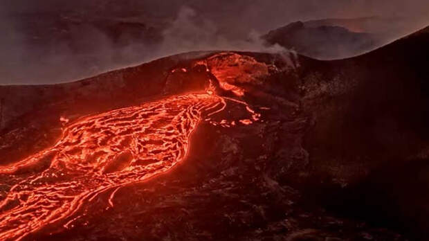 На Гавайях извергается вулкан Килауэа — шокирующие кадры