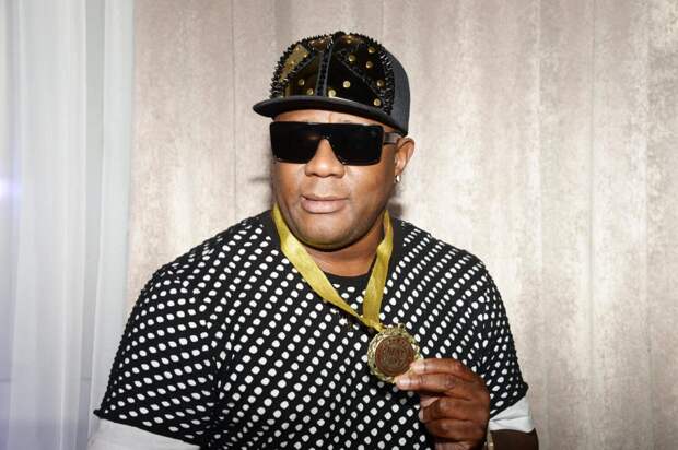 Тайна Пьера Нарцисса: внебрачный сын из Камеруна перевернул жизнь вдовы и дочери