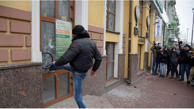 Радикал громит здание Сбербанка в Киеве. 18 февраля 2018