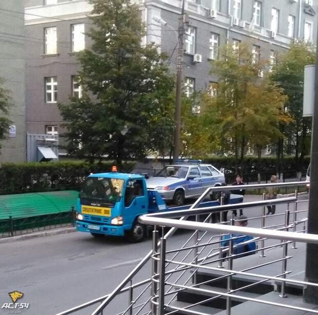 Эвакуаторщикам не удалось увезти на штрафстоянку полицейскую машину авто, полиция, эвакуатор