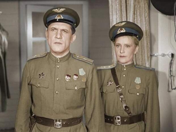 Кадр из фильма *Небесный тихоход*, 1945 | Фото: allgrach.livejournal.com Кадр из фильма *Небесный тихоход*, 1945 | Фото: allgrach.livejournal.com