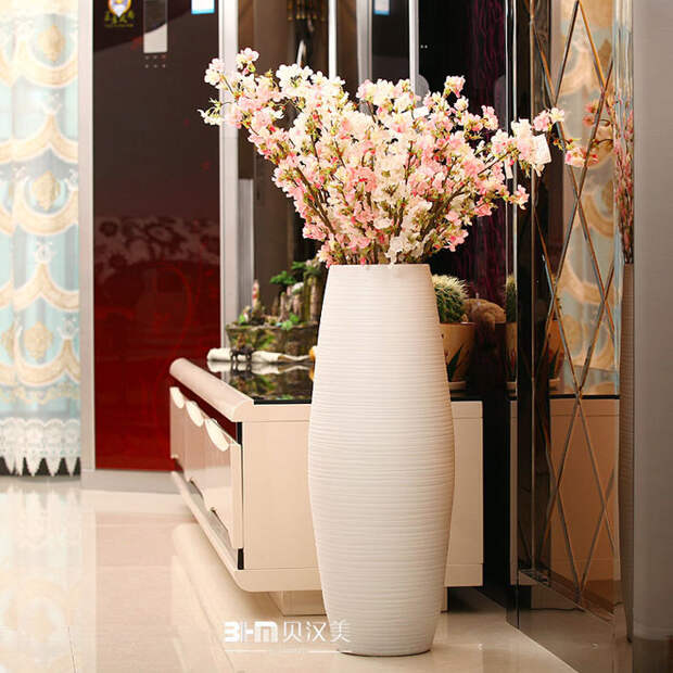 красивая овальная декоративная ваза