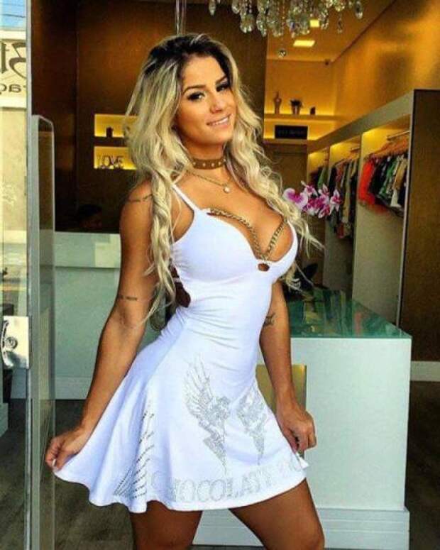Lookout Boys…Here Come the Babes in Tight Dresses Lookout Boys…Here Come the Babes in Tight Dresses