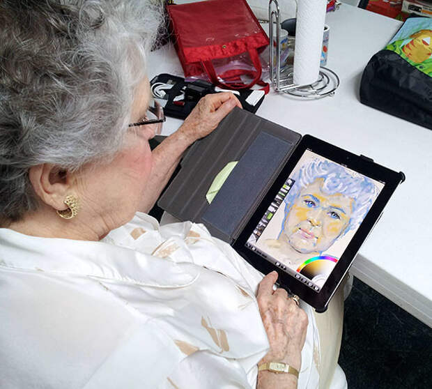 2. Купила бабушке iPad. Ей 84, планшетами никогда не пользовалась и хотела его для "рисования". Я оставила ее с новой игрушкой на 30 минут... реакции, реакция людей, смешные фотки
