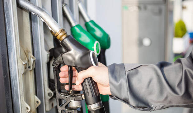 Цены на бензин на Дальнем Востоке и северо-западе РФ растут