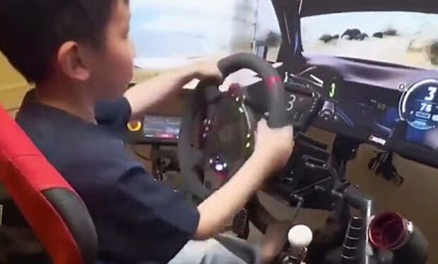 Этот 5-летний ребенок из Китая водит машину лучше многих из взрослых: видео