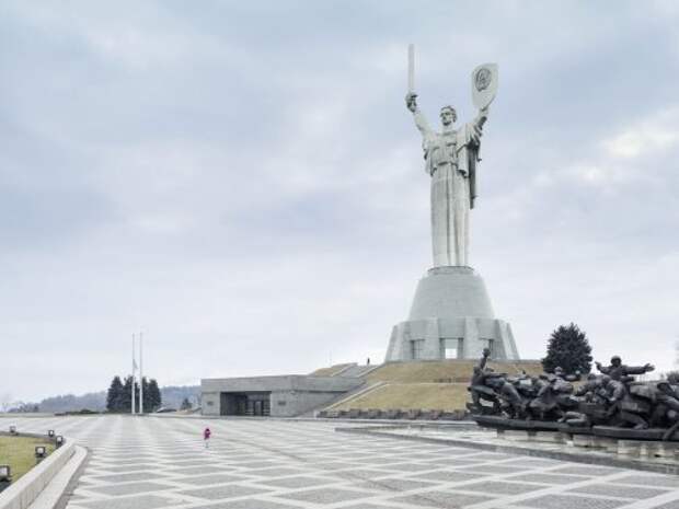 Гигантские памятники со всего света (8 фото)