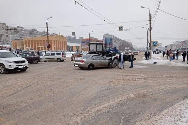 Столкновение легковушки с трактором в Твери