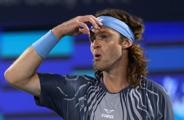 В Дубае ребенка заставили убрать российский флаг с плаката в поддержку теннисиста Рублева