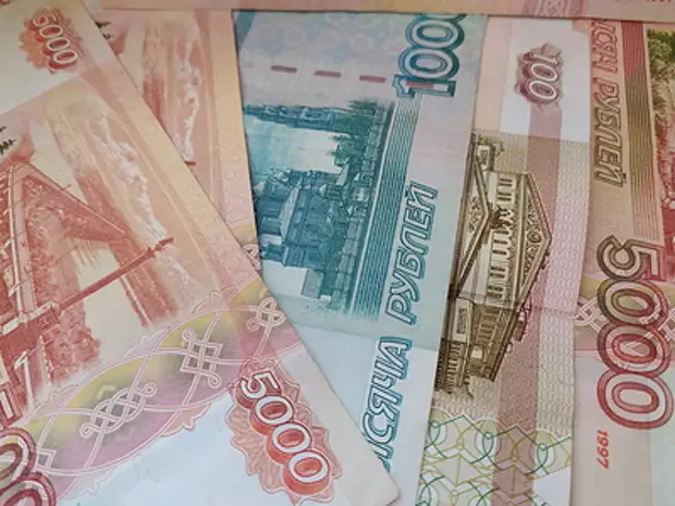 Российский рубль обновил в Белоруссии исторический максимум, но банки ему не доверяют