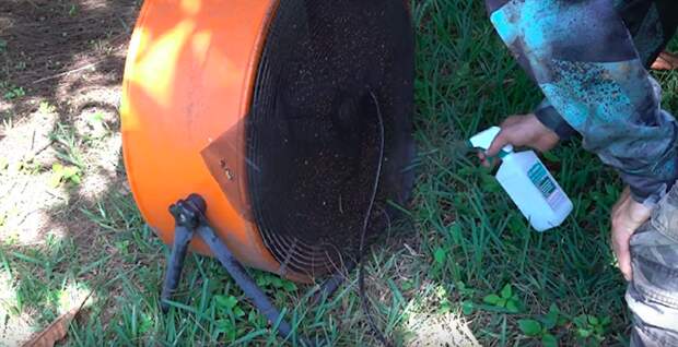 Простая ловушка, с помощью которой фермеру удалось уничтожить несколько тысяч комаров за сутки
