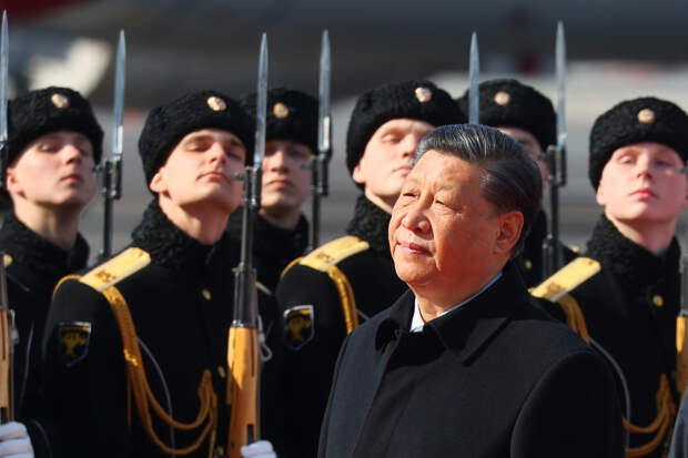 NYT: Си Цзиньпин резко осадил Макрона за критику сотрудничества Китая и России