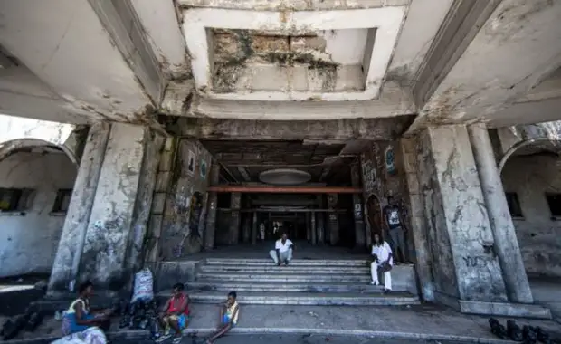 Заброшенная гостиница Grande Hotel в Мозамбике стала домом для 3500 человек