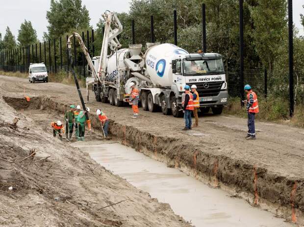 PHOTOS. Les premières images de la construction du mur de Calais