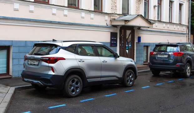 Знаки платной парковки продублировали синей прерывистой разметкой почти на 150 улицах города