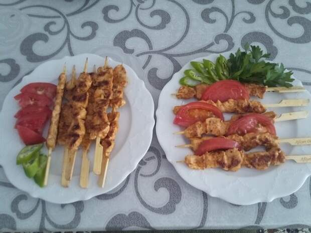 Готовый куриный шашлык на сковороде