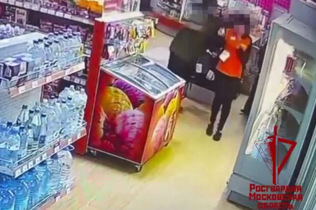 В Подмосковье мужчина избил продавщицу-сожительницу в магазине