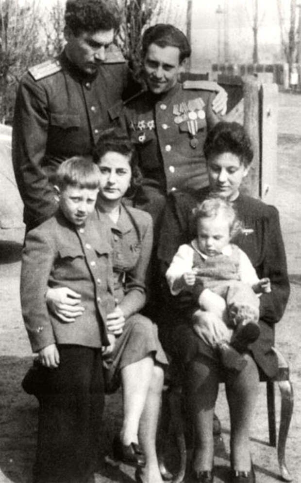 1194 Высоцкие в г. Ратенов, Германия. 1947 год.jpg 1194 Высоцкие в г. Ратенов, Германия. 1947 год.jpg