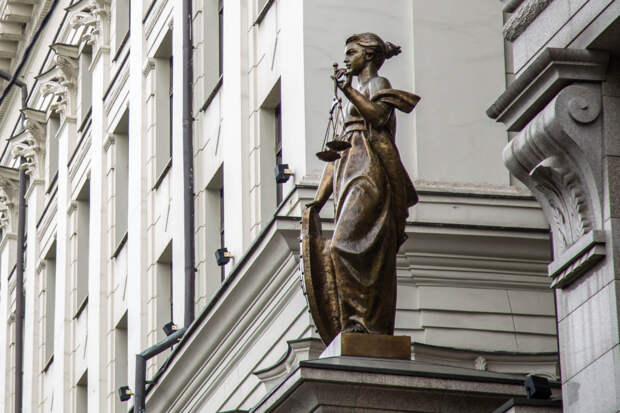 Ъ: суд в Москве отправил в колонию «продававшую» работу в ГД клерка МФЦ