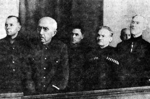 Судебный процесс (15—16 января 1947 года). Первый ряд: П. Н. Краснов, А. Г. Шкуро, С.-Г. Клыч. Второй ряд: Г. фон Паннвиц, С. Н. Краснов, Т. Н. Доманов