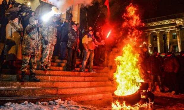 В Киеве объявили Майдан: На площади жгут шашки