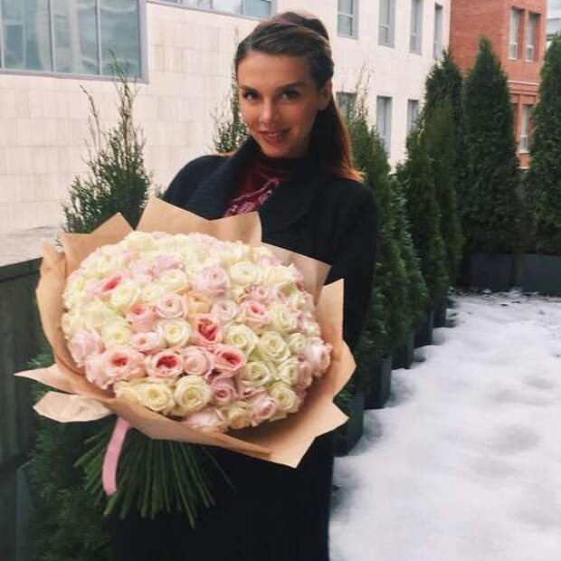 Анна Седокова с букетом цветов