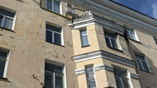 Что происходит возле жилого дома в Барнауле, где чудом держится балкон. Фото