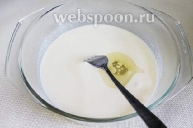 Влить масло и хорошо перемешать.