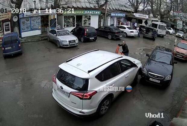 В Севастополе Toyota RAV4 разбила 4 автомобиля (ВИДЕО)
