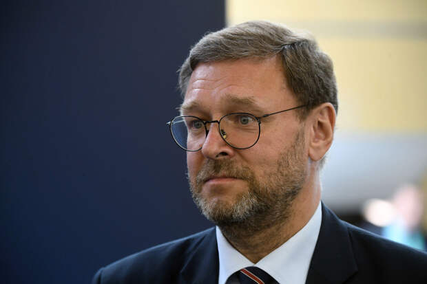 Сенатор Косачев счел кривлянием указ Зеленского с разрешением на парад в Москве