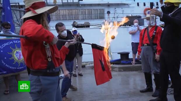 В США сожгли флаг в честь закрытия сезона ураганов