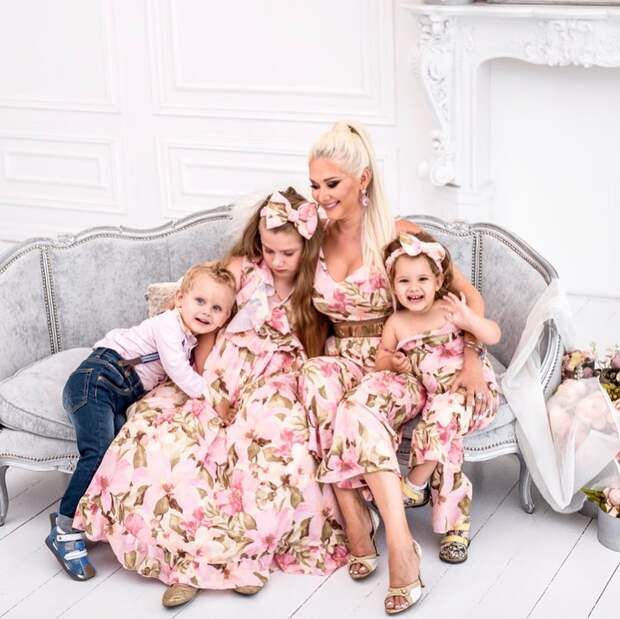 Катя Бужинская с детьми