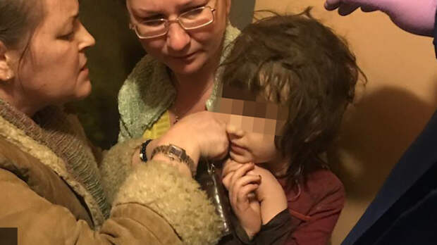 Маму брошенной в захламленной квартире девочки оставили под арестом еще на месяц в Москве