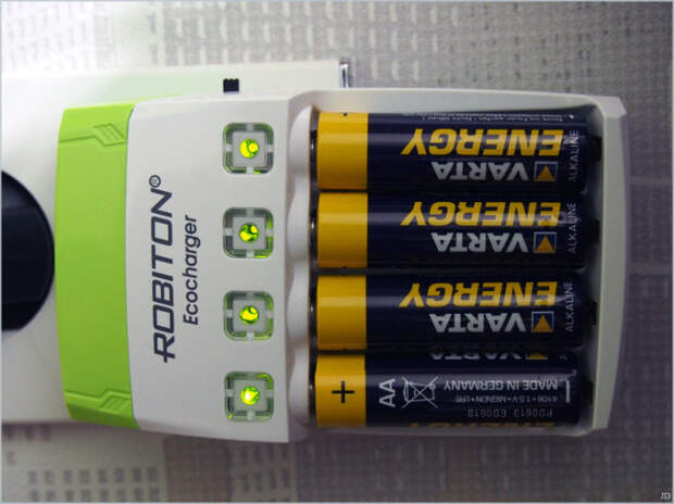 Пытаться заряжать батарейки как аккумуляторы все-таки не стоит. /Фото: club.dns-shop.ru.