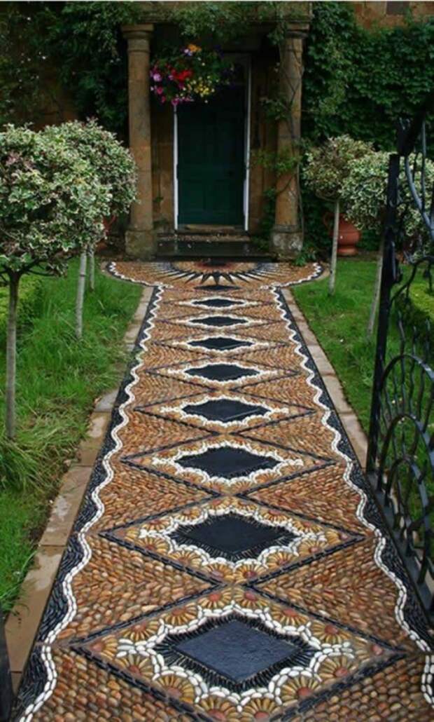 Оригинальная садовая дорожка в виде мозаики в ландшафтном дизайне. 