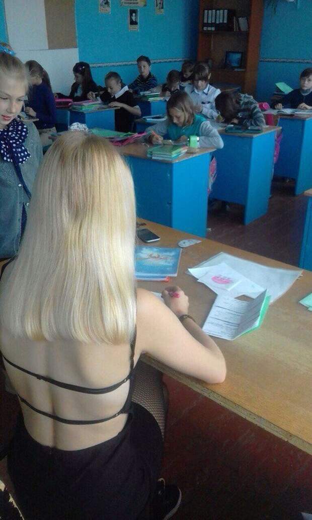 У этих молоденьких учительниц точно нет проблем с посещаемостью У этих молоденьких учительниц точно нет проблем с посещаемостью